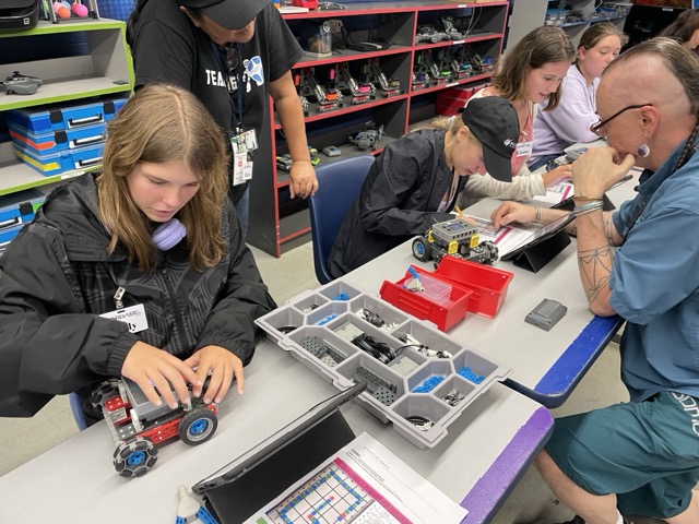 Students build robots at Starbase Hawaii during STARS in 2025.