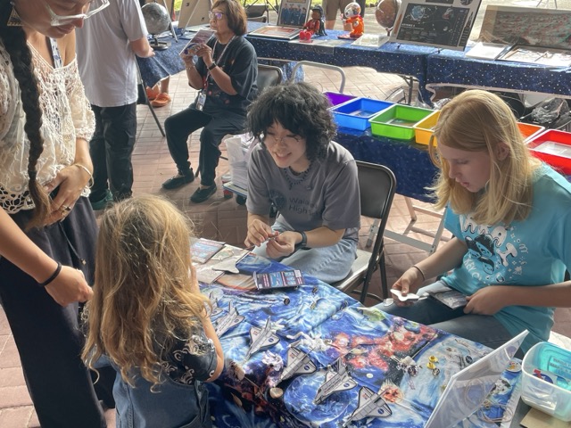 Keiki make art at space-themed booth at Onizuka day.